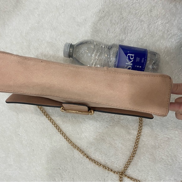 Blush coloured suede crossbody bag with gold toned hardware and chain - Picture 4 of 6